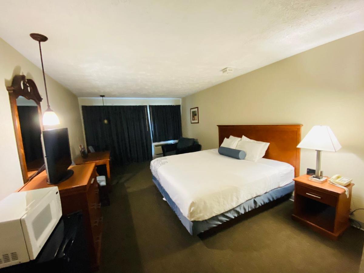Fleetwood Inn Suites シボイガン エクステリア 写真