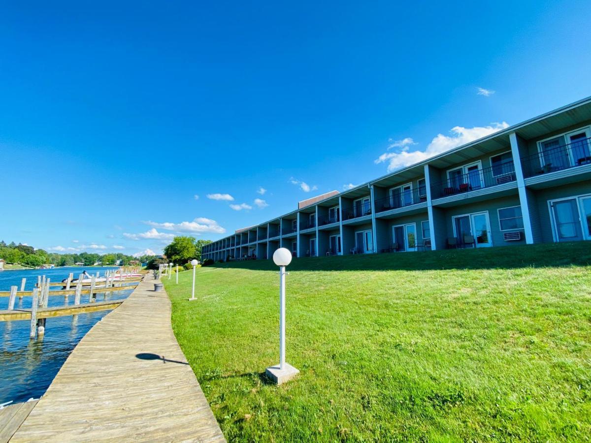 Fleetwood Inn Suites シボイガン エクステリア 写真