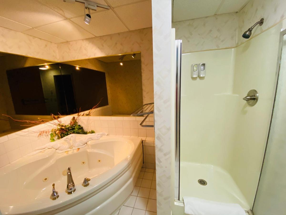 Fleetwood Inn Suites シボイガン エクステリア 写真