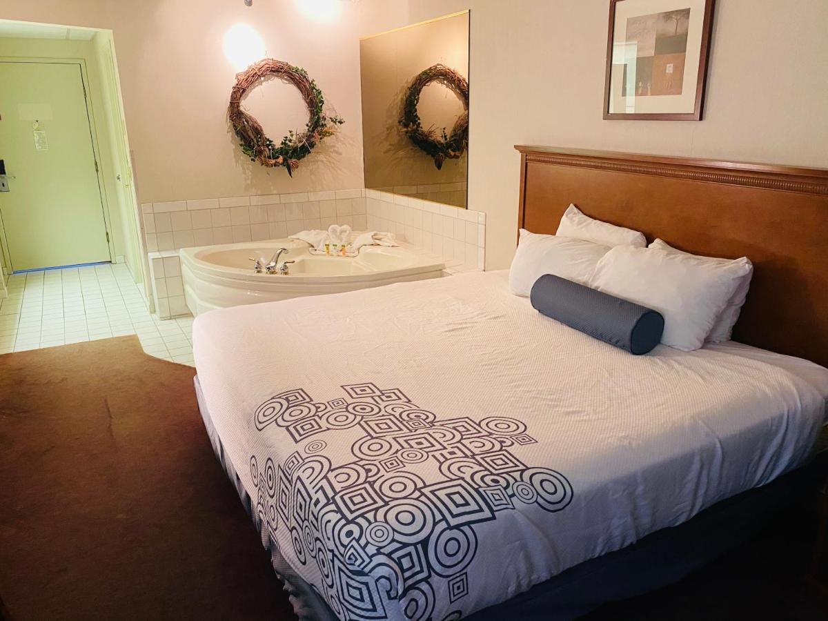 Fleetwood Inn Suites シボイガン エクステリア 写真