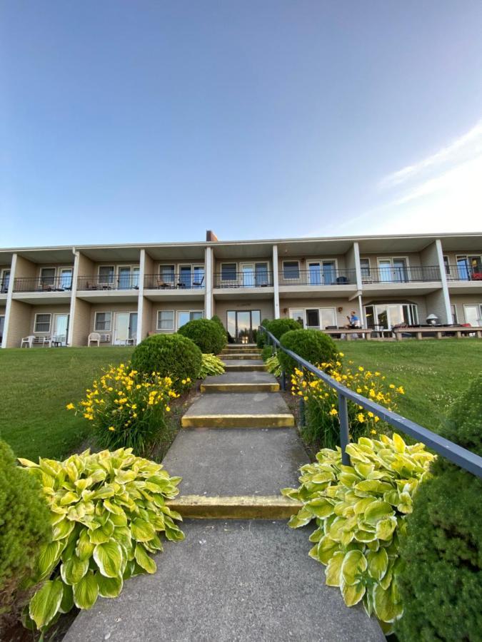 Fleetwood Inn Suites シボイガン エクステリア 写真