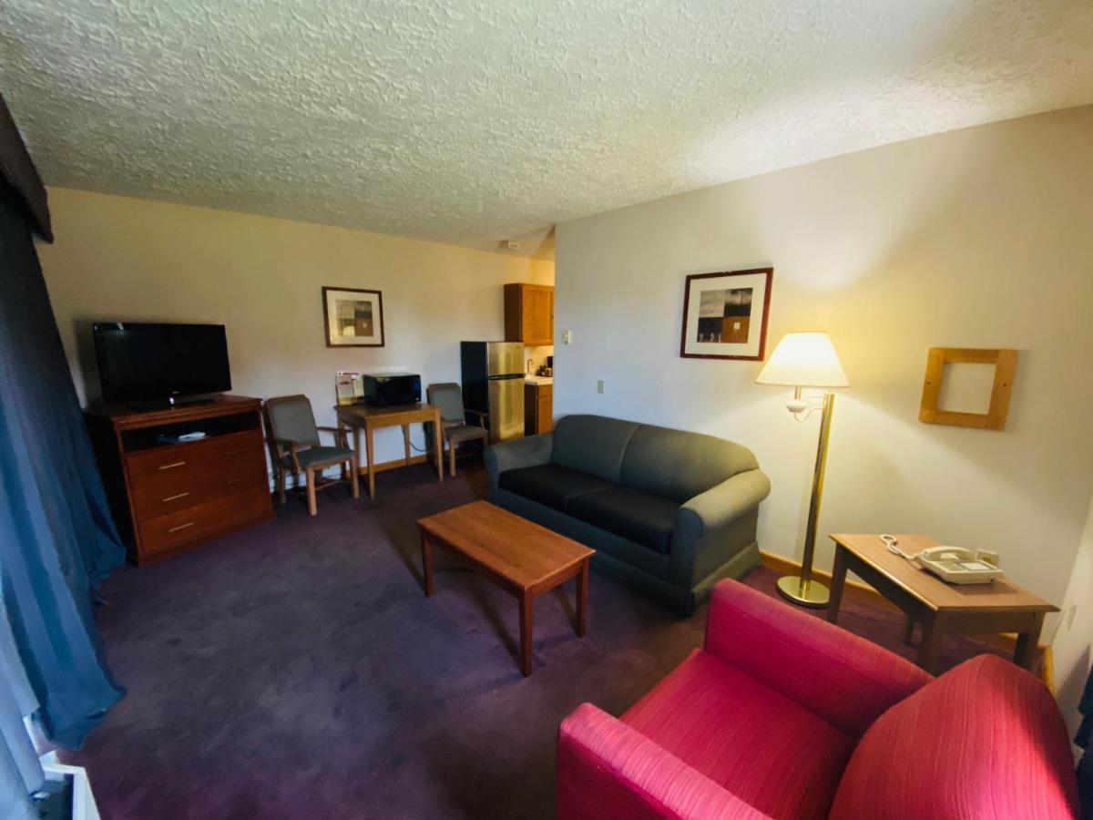 Fleetwood Inn Suites シボイガン エクステリア 写真
