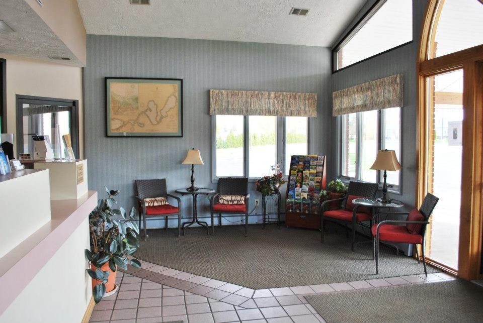 Fleetwood Inn Suites シボイガン エクステリア 写真