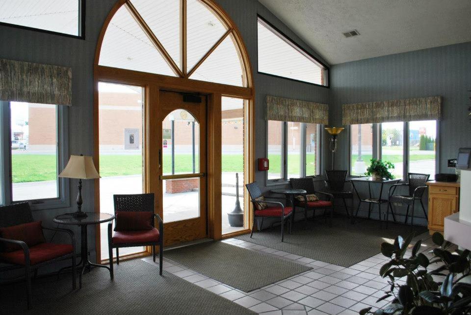Fleetwood Inn Suites シボイガン エクステリア 写真