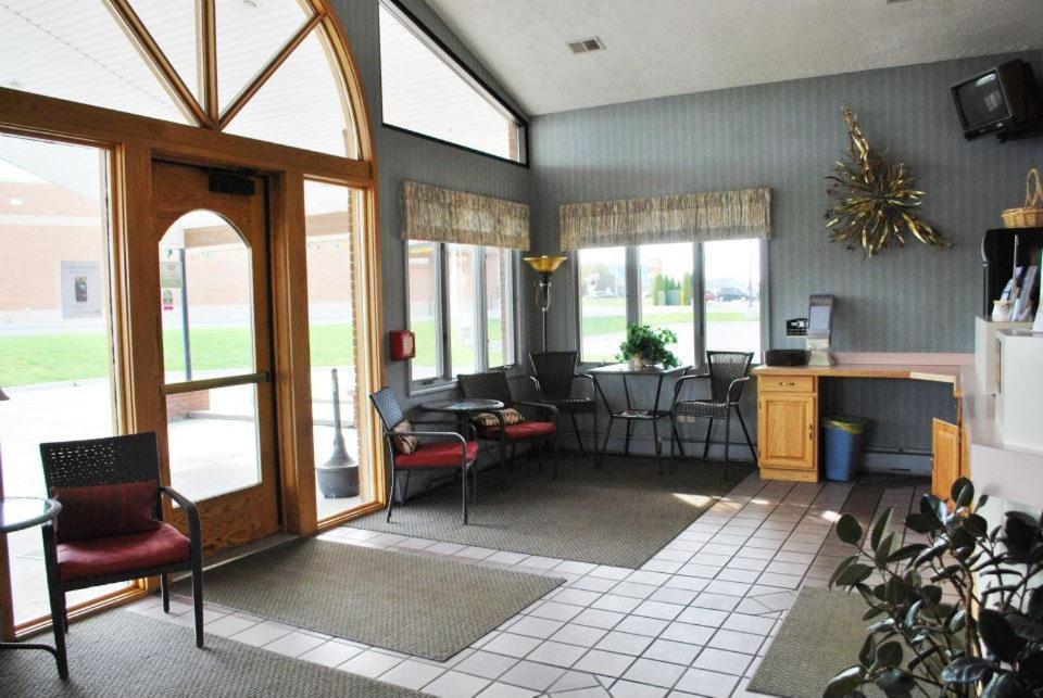 Fleetwood Inn Suites シボイガン エクステリア 写真