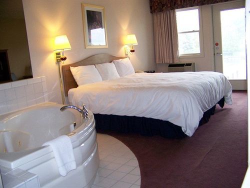 Fleetwood Inn Suites シボイガン エクステリア 写真