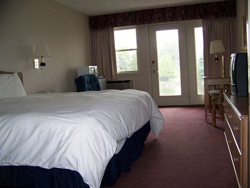 Fleetwood Inn Suites シボイガン エクステリア 写真
